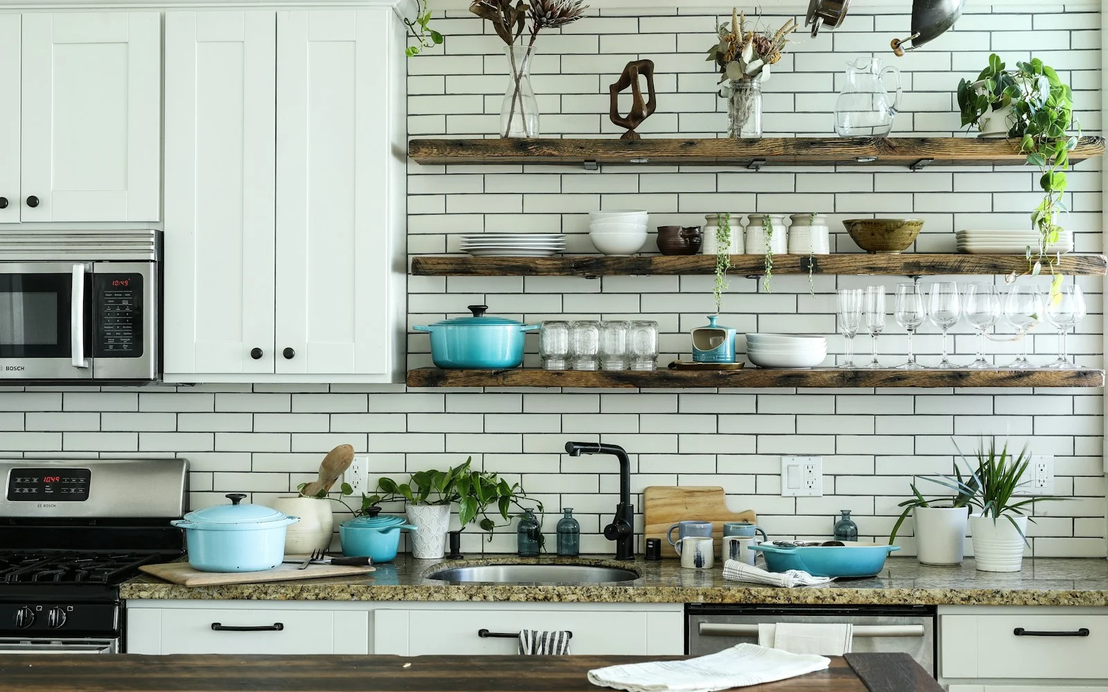 Open Shelving vs Closed Cabinets in Kitchens